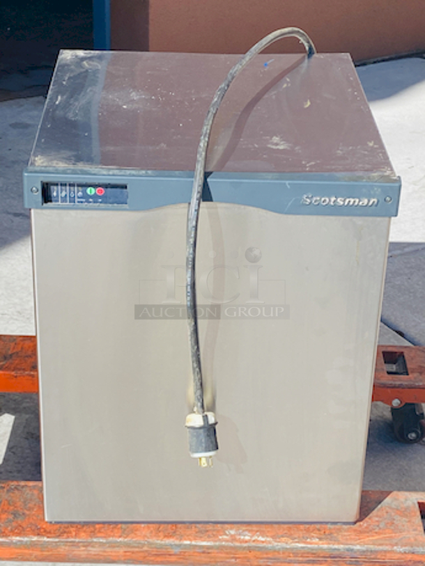 NUGGETS STYLE ICE! Scotsman N0922W-32A 1094 Lb Nugget Ice Machine - Water Cooled, Prodigy Series Ice Maker. removed From Raising Cane's Nugget style ice Water-cooled, self-contained condenser Up to 1094 lb production/24 hours Stainless steel finish 208-230 volts, 60 Hz, 1-phase, 17.9 amps UL, NSF, CE 22.9” x 24” x 27”	 - Image 2 of 10