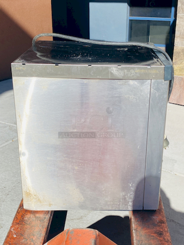 NUGGETS STYLE ICE! Scotsman N0922W-32A 1094 Lb Nugget Ice Machine - Water Cooled, Prodigy Series Ice Maker. removed From Raising Cane's Nugget style ice Water-cooled, self-contained condenser Up to 1094 lb production/24 hours Stainless steel finish 208-230 volts, 60 Hz, 1-phase, 17.9 amps UL, NSF, CE 22.9” x 24” x 27”	 - Image 4 of 10