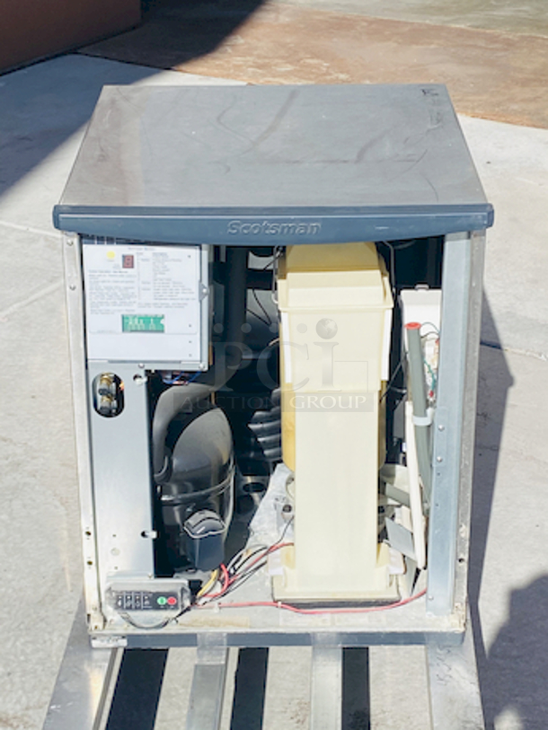 NUGGETS STYLE ICE! Scotsman N0922W-32A 1094 Lb Nugget Ice Machine - Water Cooled, Prodigy Series Ice Maker. removed From Raising Cane's Nugget style ice Water-cooled, self-contained condenser Up to 1094 lb production/24 hours Stainless steel finish 208-230 volts, 60 Hz, 1-phase, 17.9 amps UL, NSF, CE 22.9” x 24” x 27”

Missing Face cover.	 - Image 2 of 10