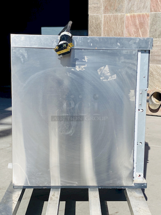 NUGGETS STYLE ICE! Scotsman N0922W-32A 1094 Lb Nugget Ice Machine - Water Cooled, Prodigy Series Ice Maker. removed From Raising Cane's Nugget style ice Water-cooled, self-contained condenser Up to 1094 lb production/24 hours Stainless steel finish 208-230 volts, 60 Hz, 1-phase, 17.9 amps UL, NSF, CE 22.9” x 24” x 27”

Missing Face cover.	 - Image 5 of 12