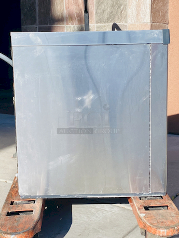 NUGGETS STYLE ICE! Scotsman N0922W-32A 1094 Lb Nugget Ice Machine - Water Cooled, Prodigy Series Ice Maker. removed From Raising Cane's Nugget style ice Water-cooled, self-contained condenser Up to 1094 lb production/24 hours Stainless steel finish 208-230 volts, 60 Hz, 1-phase, 17.9 amps UL, NSF, CE 22.9” x 24” x 27”

Missing Face cover.	 - Image 2 of 11