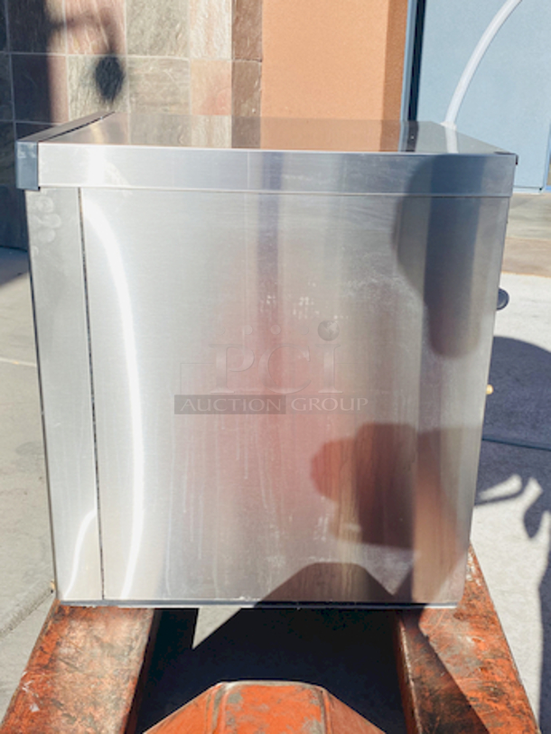 NUGGETS STYLE ICE! Scotsman N0922W-32A 1094 Lb Nugget Ice Machine - Water Cooled, Prodigy Series Ice Maker. removed From Raising Cane's Nugget style ice Water-cooled, self-contained condenser Up to 1094 lb production/24 hours Stainless steel finish 208-230 volts, 60 Hz, 1-phase, 17.9 amps UL, NSF, CE 22.9” x 24” x 27”

Missing Face cover.	 - Image 7 of 11
