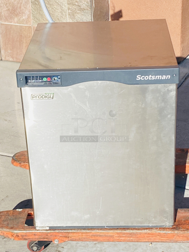 NUGGETS STYLE ICE! Scotsman N0922W-32A 1094 Lb Nugget Ice Machine - Water Cooled, Prodigy Series Ice Maker. removed From Raising Cane's Nugget style ice Water-cooled, self-contained condenser Up to 1094 lb production/24 hours Stainless steel finish 208-230 volts, 60 Hz, 1-phase, 17.9 amps UL, NSF, CE 22.9” x 24” x 27”

Missing Face cover.	 - Image 8 of 11