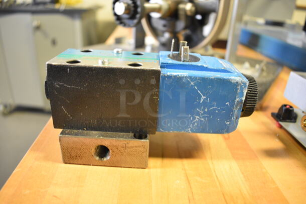Vickers DG4V-3S-2A-M-U-H5-80 Metal Valve. 6x2.5x3. (Midtown 2: Room 130) - Image 3 of 3