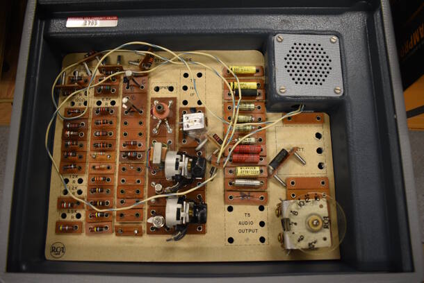 2 Superheterodyne Receivers in Hard Case. 12.5x9x5. 2 Times Your Bid! (Midtown 2: Room 105) - Image 2 of 6