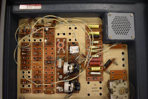 2 Superheterodyne Receivers in Hard Case. 12.5x9x5. 2 Times Your Bid! (Midtown 2: Room 105) - Image 3 of 6