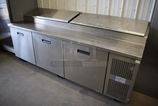 GREAT! Randell Model 8395N Stainless Steel Commercial Pizza Prep Table w/ 2 Lids and 3 Lower Doors on Commercial Casters. 115 Volts, 1 Phase. 95x34x45. Tested and Powers On But Temps at 54 Degrees - Image 2 of 10