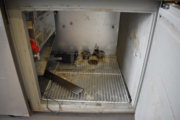 GREAT! Randell Model 8395N Stainless Steel Commercial Pizza Prep Table w/ 2 Lids and 3 Lower Doors on Commercial Casters. 115 Volts, 1 Phase. 95x34x45. Tested and Powers On But Temps at 54 Degrees - Image 9 of 10