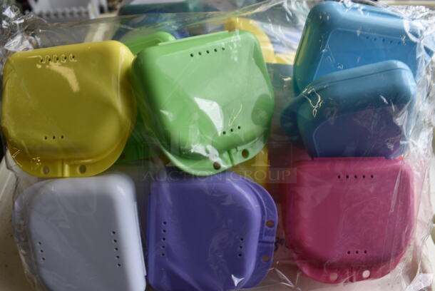 All ONE MONEY! Lot of 2 Bags of Plastic Retainer Boxes. - Image 4 of 4