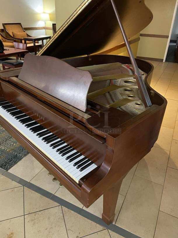 AWESOME! Yamaha Conservatory C3 Baby Grand Piano. 57x72x39. Buyer Must Remove! - Image 1 of 7