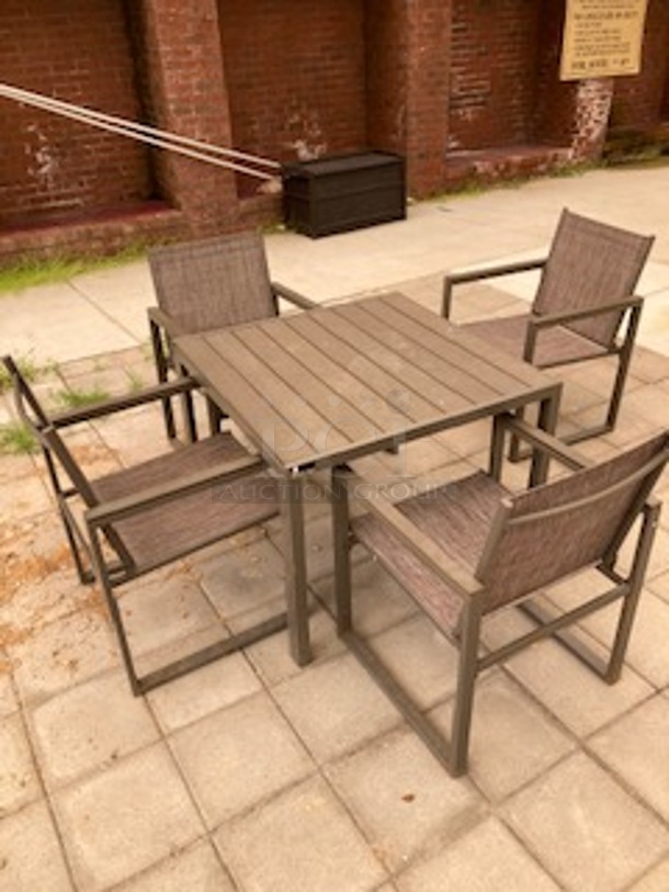 NICE! ALL ONE MONEY! Outdoor Table With 4 Chairs. 