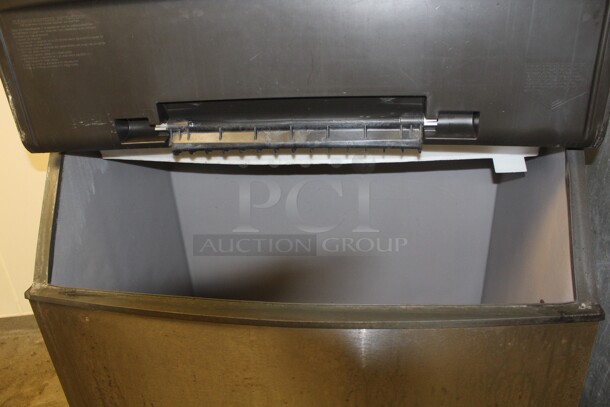 FANTASITC! Manitowoc Model SD1402A Commercial Stainless Steel Air Cooled Ice Maker With Bin. 1450lbs/day. 208-230V. 60Hz. Working When Closed! Buyer Must Remove! - Image 6 of 6