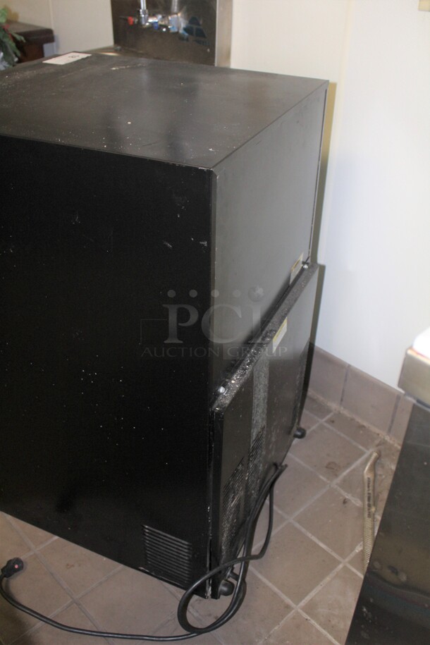 GREAT! Beverage Air Model UR30G Commercial Glass Door Refrigerator/Cooler. 20.5x24x36. 115V/60Hz. Working When Closed! Buyer Must Remove! - Image 5 of 6