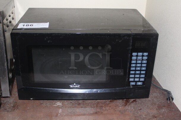 SUPER FIND! 900 Watt Microwave. 19x15x11.5. Working When Closed!  - Image 1 of 5