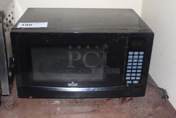 SUPER FIND! 900 Watt Microwave. 19x15x11.5. Working When Closed! 