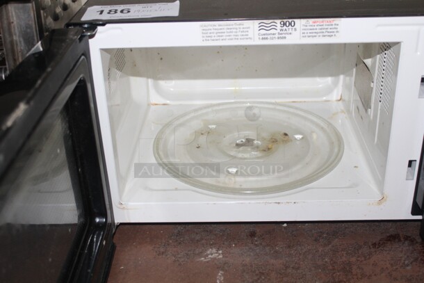 SUPER FIND! 900 Watt Microwave. 19x15x11.5. Working When Closed!  - Image 2 of 5