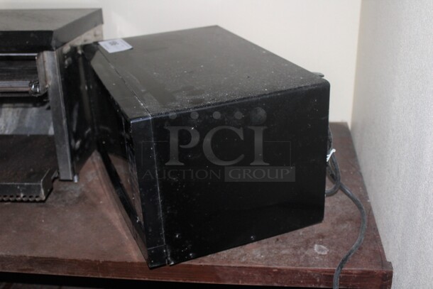 SUPER FIND! 900 Watt Microwave. 19x15x11.5. Working When Closed!  - Image 3 of 5
