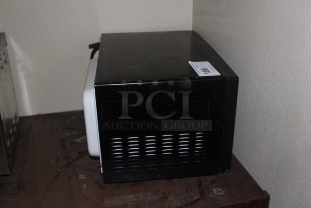 SUPER FIND! 900 Watt Microwave. 19x15x11.5. Working When Closed!  - Image 5 of 5