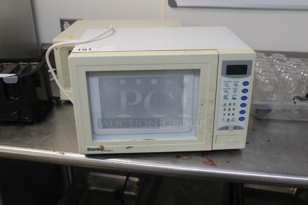 GREAT! Danby Model DMW773W Countertop Microwave. 18x12x11.5. 120V/60Hz. Working When Removed! 