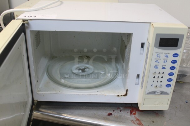 GREAT! Danby Model DMW773W Countertop Microwave. 18x12x11.5. 120V/60Hz. Working When Removed!  - Image 2 of 6