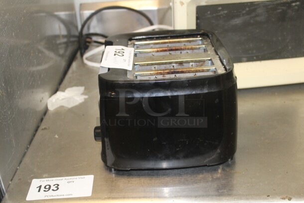 Toaster. 10x10x6.5. Working When Closed! - Image 2 of 4
