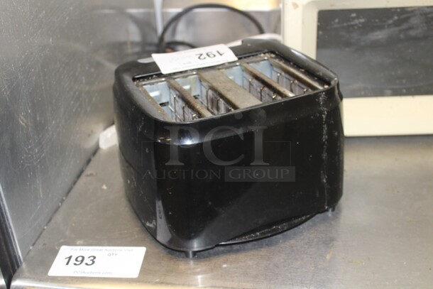 Toaster. 10x10x6.5. Working When Closed! - Image 3 of 4