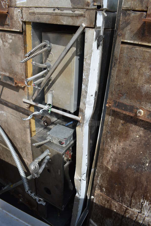 FANTASTIC! 9.5' CaptiveAire Self Contained Stainless Steel Commercial Grease Hood w/ Filters, Lights and Make Up Air Vent and Metal Commercial Rooftop Mushroom Exhaust Fan. 208/230 Volts, 1 Phase.. 117.5x67.5x24, 40x40x34 - Image 9 of 12