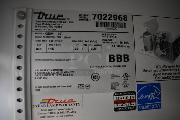 GREAT! 2011 True Model GDM-37 ENERGY STAR Metal Commercial 2 Door Reach In Cooler Merchandiser w/ Poly Coated Racks and Sliding Doors. 115 Volts, 1 Phase. 43.5x29x79. Tested and Working! - Image 4 of 6