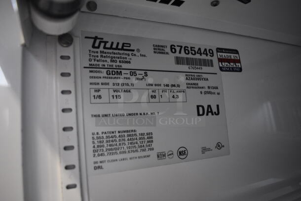 NICE! True Model GDM-05-S Metal Commercial Mini Cooler Merchandiser w/ Poly Coated Racks. 115 Volts, 1 Phase. 24x25x36.5. Tested and Working! - Image 5 of 6