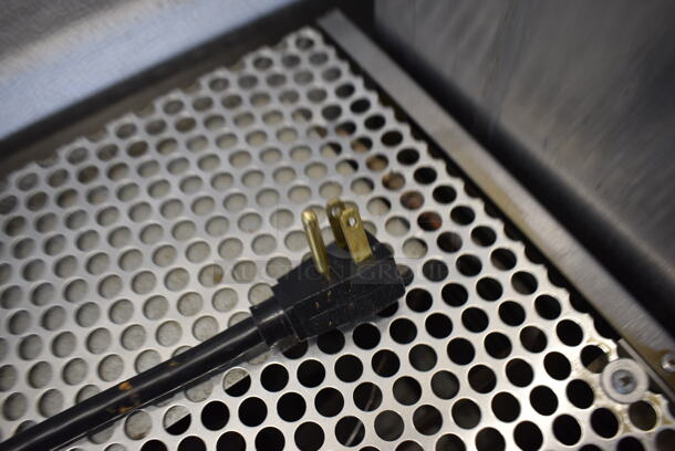 NICE! True Model GDM-05-S Metal Commercial Mini Cooler Merchandiser w/ Poly Coated Racks. 115 Volts, 1 Phase. 24x25x36.5. Tested and Working! - Image 6 of 6