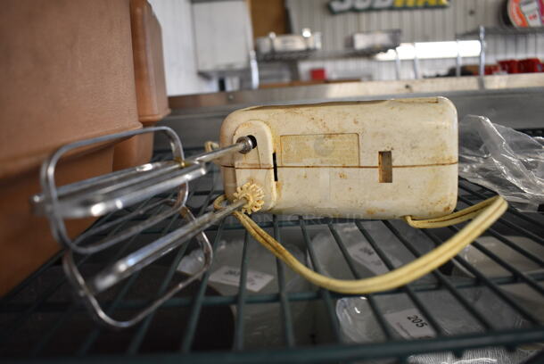 Betty Crocker Model BC-1285 White Hand Mixer w/ 2 Whisks. 120 Volts, 1 Phase. 7x3.5x12 - Image 2 of 4