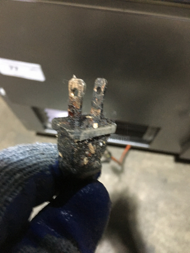 GZG Commercial Refrigerated Sandwich Prep Table! With Sneeze Guard! With Commercial Cutting Board! With 2 Door Underneath Storage Space! All Stainless Steel! Model SC48BM! 115V! On Legs! - Image 10 of 10