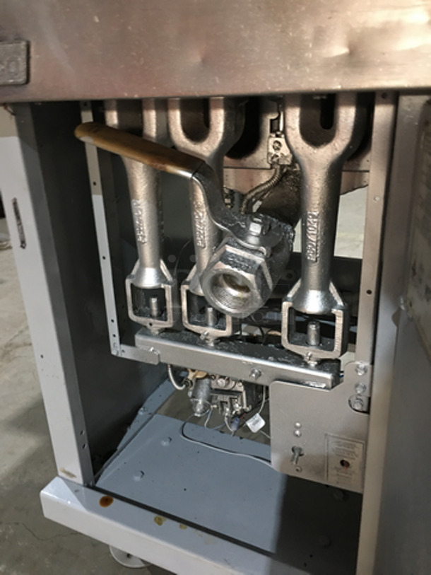 Pitco Commercial Natural Gas Powered Deep Fat Fryer! With Backsplash! With 2 Metal Frying Baskets! Model 35C+SM Serial G09LB037953! On Legs! - Image 8 of 10
