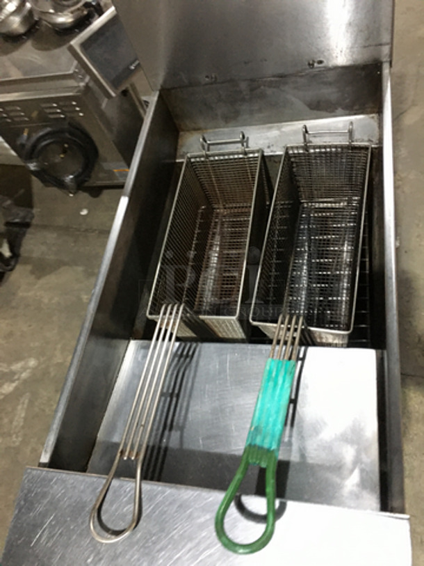 Pitco Commercial Natural Gas Powered Deep Fat Fryer! With 2 Metal Baskets! With Backsplash! All Stainless Steel! On Legs! Model SG14 Serial G03E3015266! - Image 5 of 9
