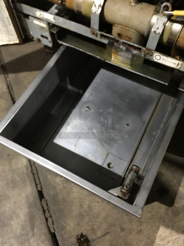 AMAZING! Frymaster Commercial Natural Gas Powered 3 Bay Deep Fat Fryer! With Fry Basket Hanging Station! With Backsplash! With Oil Filter System! All Stainless Steel! Model FMPH355CSC Serial 0803IJ0021! On Casters! Working When Removed!  - Image 9 of 12
