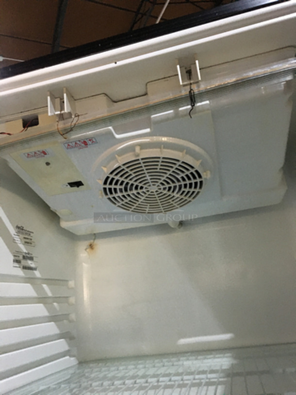Single Door Reach In Cooler Merchandiser! With Poly Coated Racks! Model VM08007289 Serial 534080603688!   - Image 6 of 8