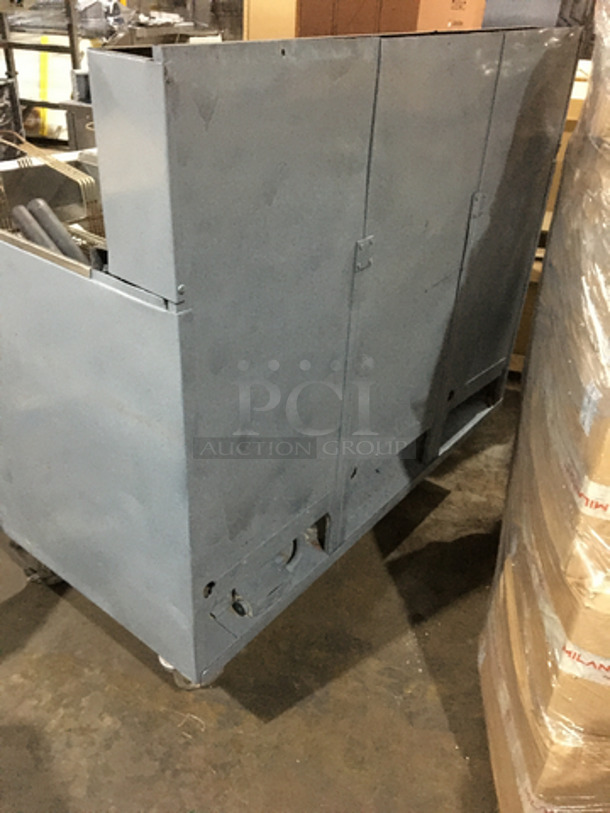 WOW! Frymaster Commercial Natural Gas Powered 3 Bay Deep Fat Fryer! With 6 Metal Frying Baskets! With Backsplash! All Stainless Steel! Model AC350SD Serial 77H1993FB! On Casters! - Image 4 of 9