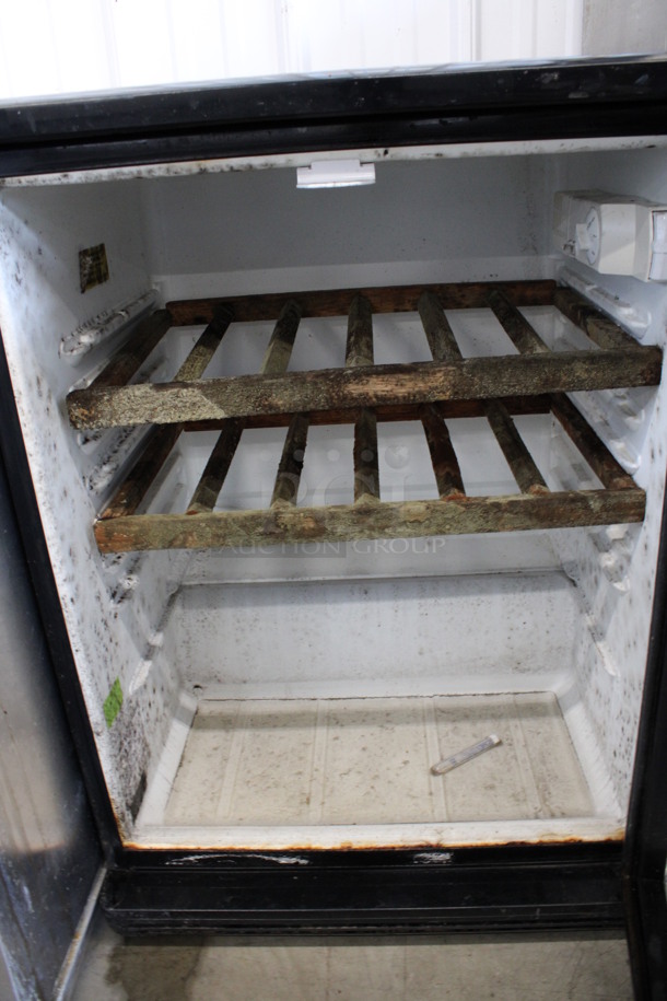 Metal Mini Cooler Wine Chiller Merchandiser. 115 Volts, 1 Phase. 24x24x34. Tested and Working! - Image 4 of 5