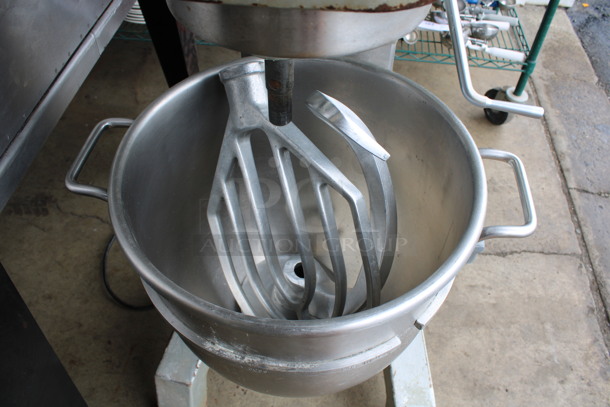 AWESOME! Hobart Model D 300 Metal Commercial Floor Style 30 Quart Planetary Mixer w/ Stainless Steel Mixing Bowl, Paddle and Dough Hook Attachments. 115 Volts, 1 Phase. 21x26x46. Tested and Working! - Image 6 of 8