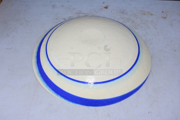 Large decorative bowl with beautiful swirl  - Image 2 of 3