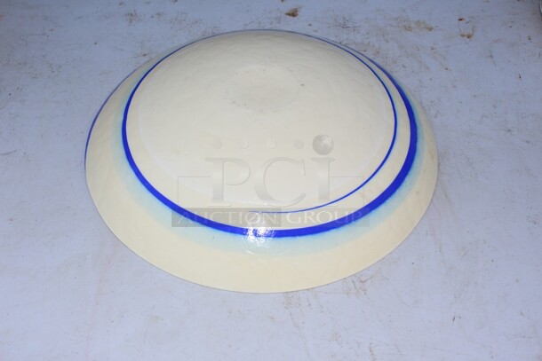Large decorative bowl with beautiful swirl  - Image 3 of 3