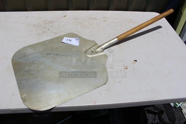 Pizza peel w/wooden handle 