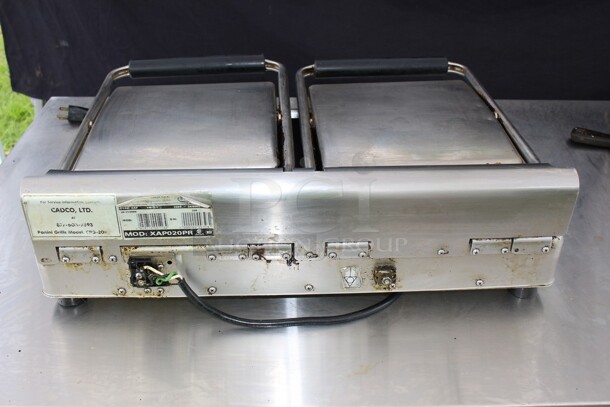 Cadco Unox Dual Panini Press Model XAP0z0PR 220v "NOT TESTED BUT OUT OF A WORKING KITCHEN" "NEEDS CLEANING"  - Image 4 of 6