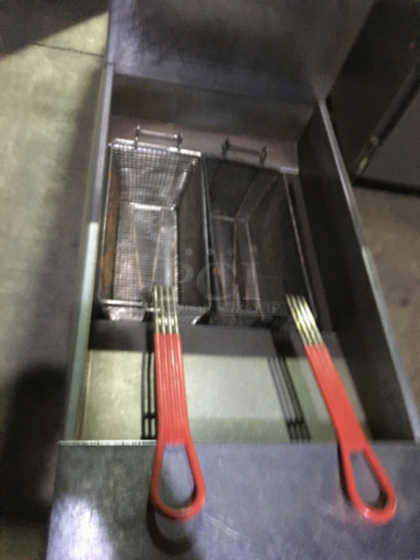 Pitco Commercial Natural Gas Powered Deep Fat Fryer! With 2 Metal Baskets! With Backsplash! All Stainless Steel! On Casters! Model SG14! - Image 5 of 9