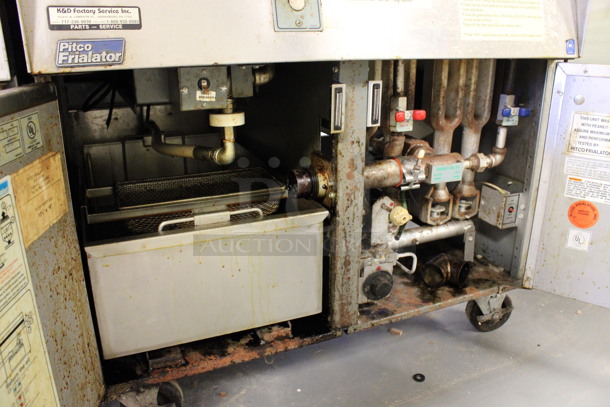 Pitco Frialator Model F14RS-CV Stainless Steel Commercial Natural Gas Powered Single Bay Deep Fat Fryer w/ Left Side Dumping Station, 2 Metal Fry Baskets on Commercial Casters. 122,000 BTU. 32x32x53. (Room 130) - Image 4 of 7