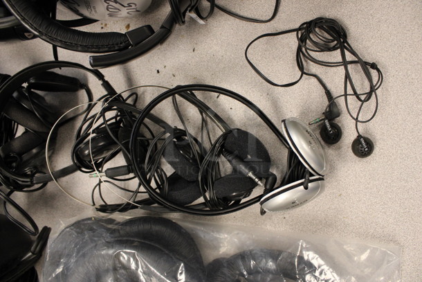 ALL ONE MONEY! Lot of 11 Various Headphones. (2nd Floor: Room 220) - Image 4 of 4
