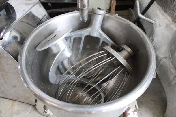 Hobart Model A-200 Metal Commercial Countertop 20 Quart Planetary Mixer w/ Stainless Steel Mixing Bowl, Paddle, Whisk and Dough Hook Attachments. 115 Volts, 1 Phase. 17x21x31. Tested and Does Not Power On - Image 4 of 8