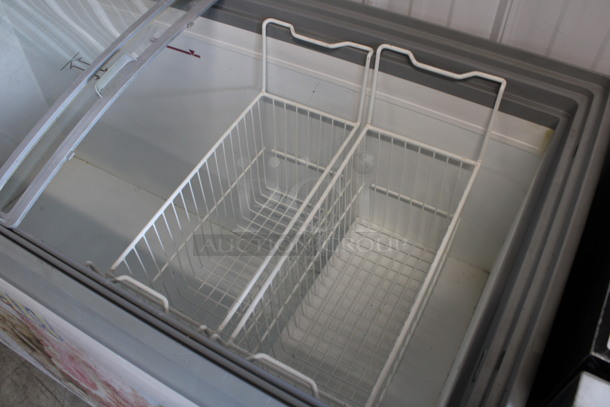 AHT Model RIO S150 Metal Commercial Chest Novelty Ice Cream Freezer Cabinet w/ 2 Sliding Lids on Commercial Casters. 115 Volts, 1 Phase. 58.5x25.5x34.5. Tested and Powers On But Does Not Get Cold - Image 4 of 6