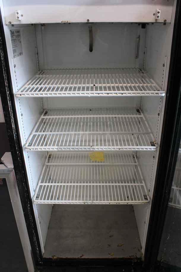 True Model GDM-12 Metal Commercial Single Door Reach In Cooler Merchandiser w/ Poly Coated Racks. 115 Volts, 1 Phase. 25x24.5x62.5. Tested and Working! - Image 4 of 5