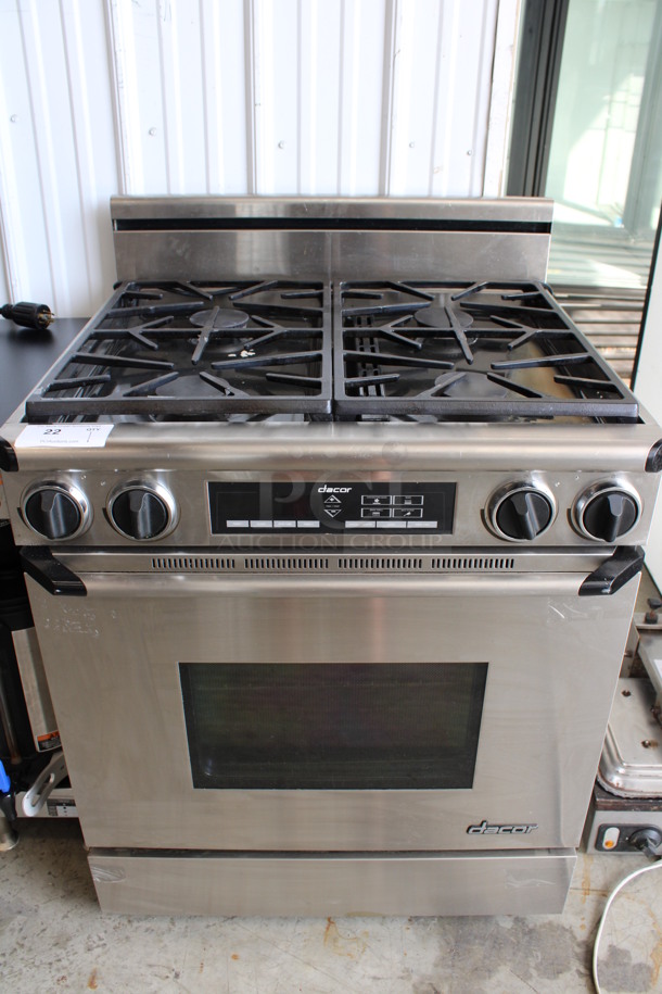 Dacor Model EGR30S06BK Stainless Steel Natural Gas Powered 4 Burner Range w/ Convection Oven and Metal Oven Racks. 30x29x42